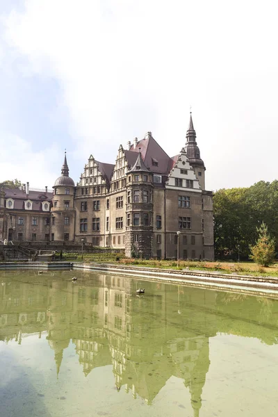 17e eeuwse Moszna kasteel, zwembad, Opper-Silezië, Polen — Stockfoto