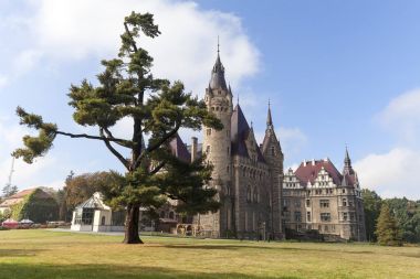 17. yüzyıl Moszna kale içinde güneşli gün, Sonbahar, Yukarı Silezya, Polonya