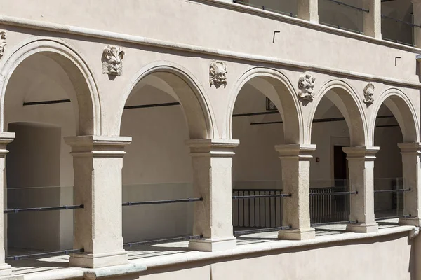 14. yüzyılda kale Pieskowa Skala, Krakow, Polonya yakınındaki arcade avlu savunma