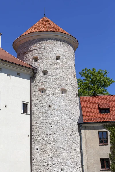 Defensa del siglo XIV Castillo Pieskowa Skala, torre de defensa, cerca de Cracovia, Polonia — Foto de Stock