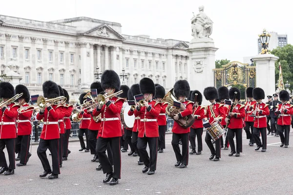 Ceremonial changing of the London guards in front of the  Buckingham Palace, London, United Kingdom — Stock Photo, Image