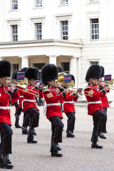 Ceremonial changing of the London guards in front of the  Buckingham Palace, London, United Kingdom — Stock Photo, Image