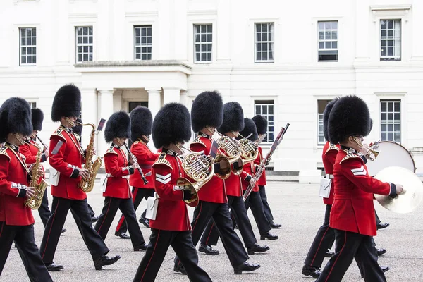 Ceremoniële wisselen van de wacht van Londen voor het Buckingham Palace, London, Verenigd Koninkrijk — Stockfoto
