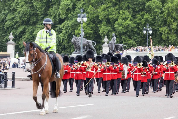 Cambio ceremonial de los guardias de Londres frente al Palacio de Buckingham, Londres, Reino Unido — Foto de Stock