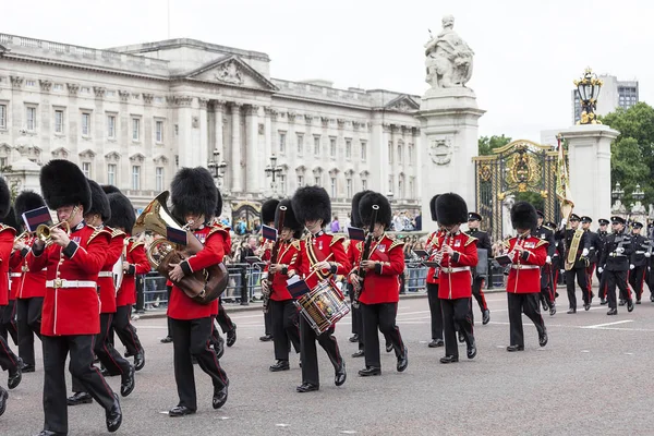 Pergantian upacara penjaga London di depan Istana Buckingham, London, Inggris — Stok Foto