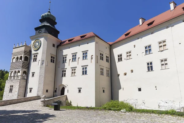 Defensa del siglo XIV Castillo Pieskowa Skala, entrada fortificada, cerca de Cracovia, Polonia — Foto de Stock