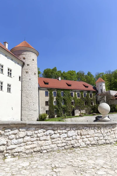 Defensa del siglo XIV Castillo Pieskowa Skala, edificio anexo del castillo, cerca de Cracovia, Polonia — Foto de Stock