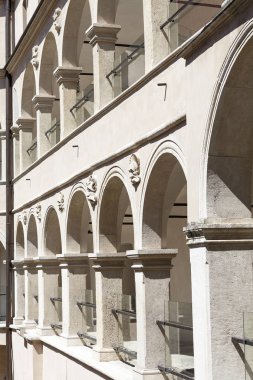 14. yüzyılda kale Pieskowa Skala, Krakow, Polonya yakınındaki arcade avlu savunma