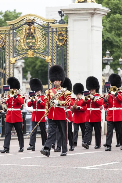 Ceremonial changing of the London guards in front of the Buckingham Palace, Queen's Guard, London, United Kingdom — Stock Photo, Image