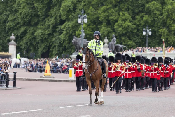 Cambio ceremonial de los guardias de Londres frente al Palacio de Buckingham, Londres, Reino Unido — Foto de Stock