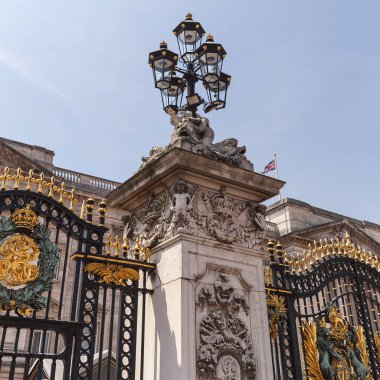 Buckingham Sarayı, dekoratif giriş kapısı ile Kraliyet arması, London, Büyük Britanya
