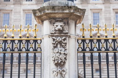 Buckingham Sarayı, dekoratif giriş kapısı ile Kraliyet arması, London, Büyük Britanya