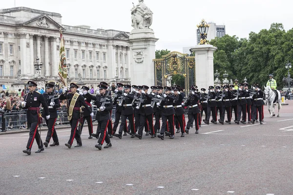 Cambio ceremonial de los guardias de Londres frente al Palacio de Buckingham, Londres, Reino Unido — Foto de Stock