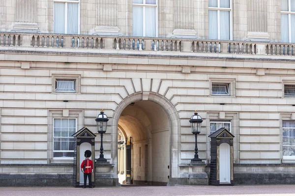 Buckingham Sarayı Royal korumalarla tetikte, London, Büyük Britanya — Stok fotoğraf