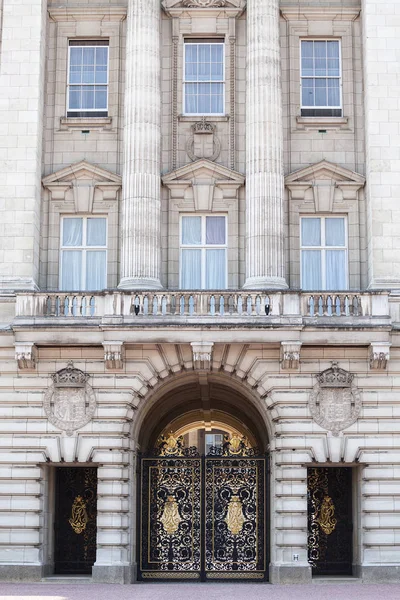 Buckinghamský palác, fasáda s proslulého balkónu, Londýn, Velká Británie — Stock fotografie