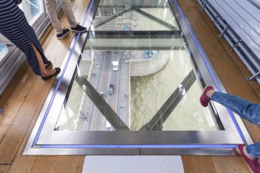 Tower Bridge nehir Thames.Glass zemin, tavan ayna, turistler, London, Büyük Britanya