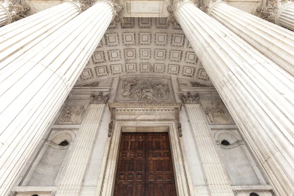 Catedral de San Pablo del siglo XVIII, detalles de la entrada, Londres, Reino Unido . — Foto de Stock