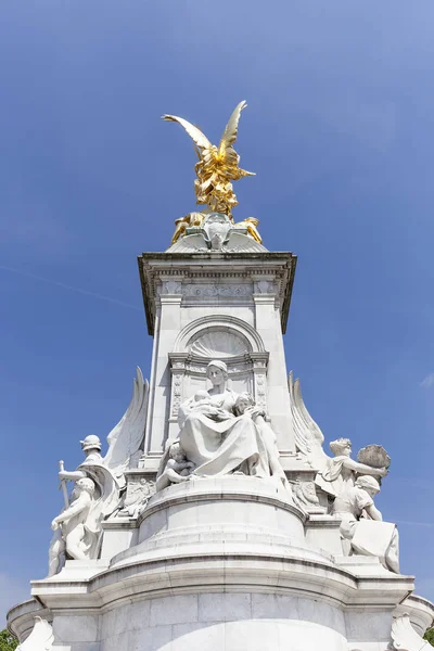 Königin-Victoria-Denkmal vor dem Buckingham-Palast, London, Vereinigtes Königreich — Stockfoto