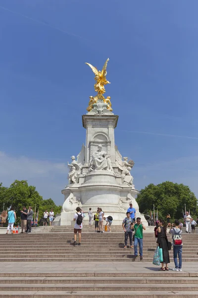 Turisták Queen Victoria emlékmű előtt a Buckingham-palota, London, Egyesült Királyság — Stock Fotó