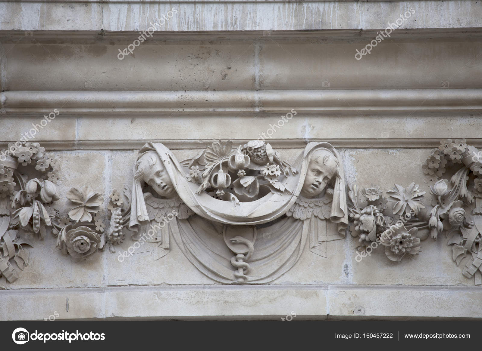 18e eeuw St Pauluskathedraal, verlichting op de gevel, London ... 18e eeuw St Pauluskathedraal, verlichting op de gevel, London ...