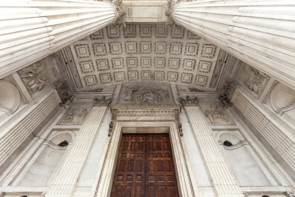 18 世纪圣保禄大教堂，细节的入口，伦敦，英国 — 图库照片