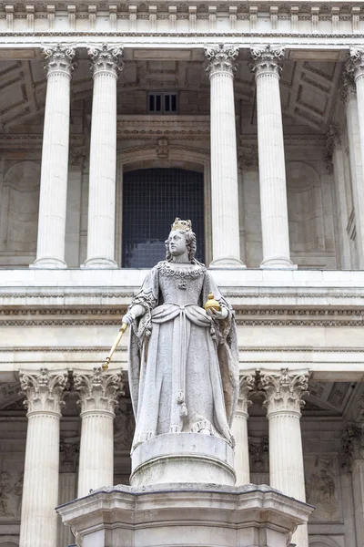 Estatua de la Reina Ana frente a la Catedral de San Pablo, Londres, Reino Unido — Foto de Stock