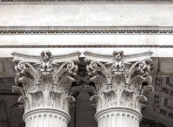 Catedral de São Paulo do século XVIII, cabeças de colunas, Londres, Reino Unido — Fotografia de Stock