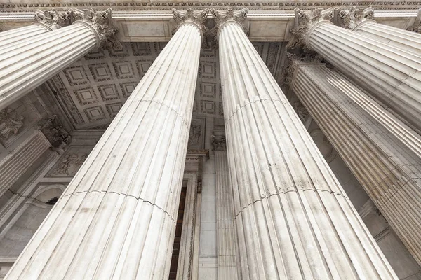 Catedral de San Pablo del siglo XVIII, majestuosas columnas, Londres, Reino Unido — Foto de Stock