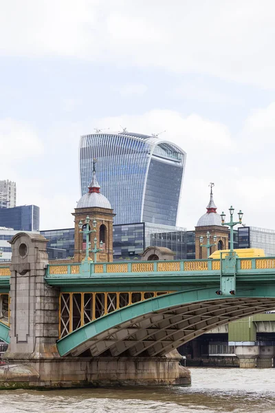 Southwark Bridge och moderna kontorsbyggnader, 20 Fenchurch, London, Storbritannien — Stockfoto