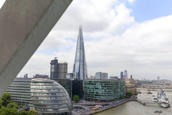 Moderna kontorsbyggnader i London, Visa från Tower Bridge, London, Storbritannien — Stockfoto