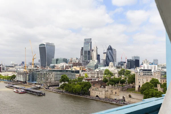 Moderna kontorsbyggnader i London, Visa från Tower Bridge, London, Storbritannien — Stockfoto