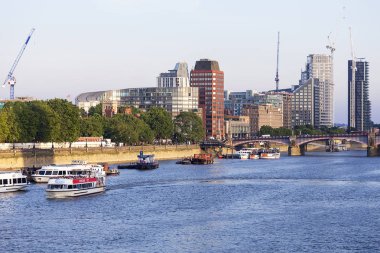 Thames Nehri ve modern camlı ofis binaları, Amerika Birleşik Devletleri