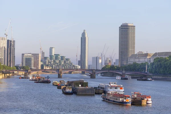 Utsikt över Themsen och moderna glaserade kontorsbyggnader, Storbritannien — Stockfoto