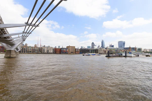 Millennium Bridge och moderna glaserade kontorsbyggnader, London, Storbritannien — Stockfoto