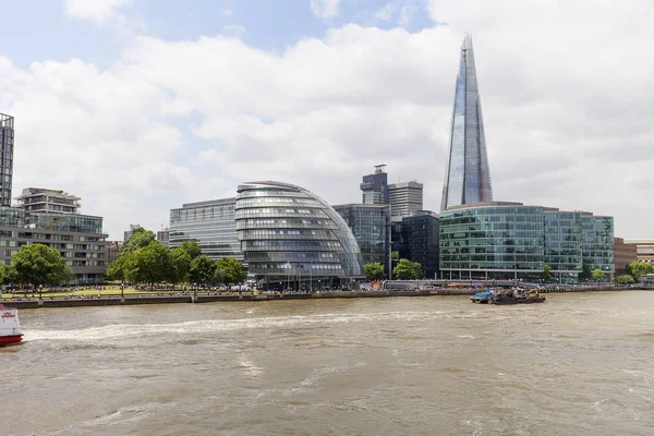 Modernos edificios de oficinas en Londres, vista desde Tower Bridge, Londres, Reino Unido — Foto de Stock