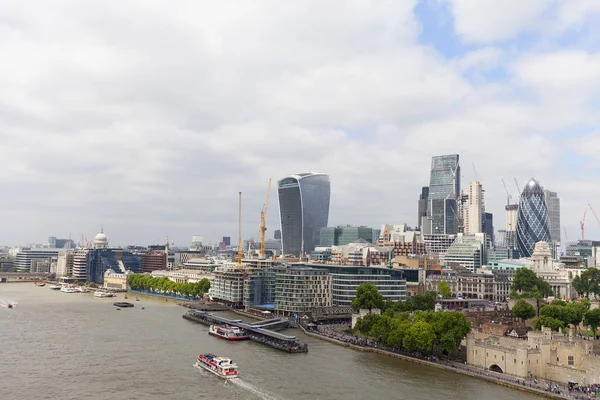 Modernos edificios de oficinas en Londres, vista desde Tower Bridge, Londres, Reino Unido — Foto de Stock
