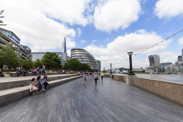 Moderní kancelářské budovy s Shard, Thames bulváry, Londýn, Velká Británie — Stock fotografie