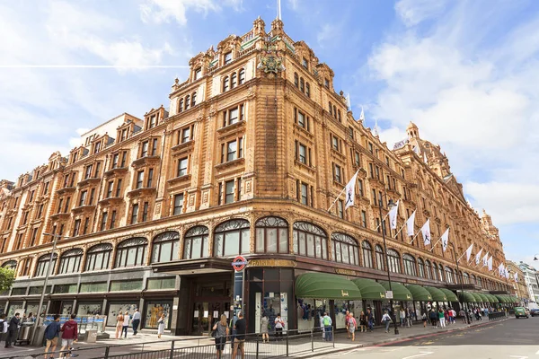 Harrods, ylellinen tavaratalo Brompton Roadilla, Lontoo, Yhdistynyt kuningaskunta — kuvapankkivalokuva