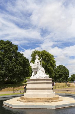 Heykeli Kraliçe Victoria ve Kensington Sarayı bahçesinde Kensington, London, Büyük Britanya