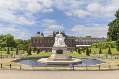 Heykeli Kraliçe Victoria ve Kensington Sarayı Kensington Gardens, Londra, İngiltere