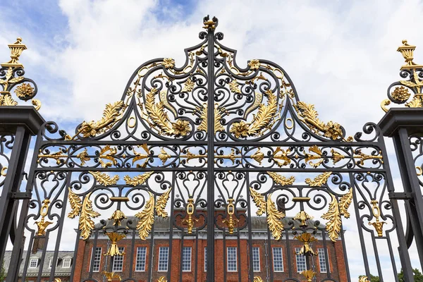 Palacio de Kensington en Kensington Gardens, puerta decorativa, Londres Reino — Foto de Stock