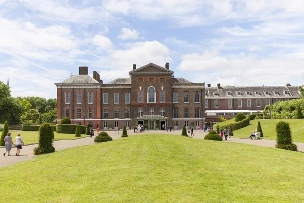 Kensington Palace set in Kensington Gardens, London, London, United Kingdom — Stock Photo, Image