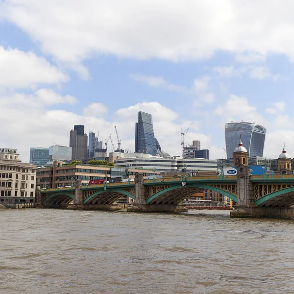 Southwark Bridge y acristalamiento moderno, edificios de oficinas, Centro de negocios, Londres, Reino Unido —  Fotos de Stock