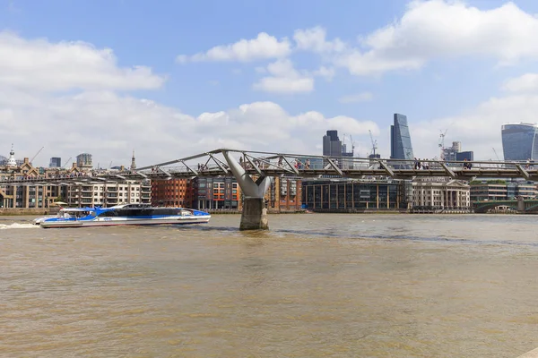 Millennium Bridge and modern glazed office buildings, Londres, Reino Unido — Fotografia de Stock