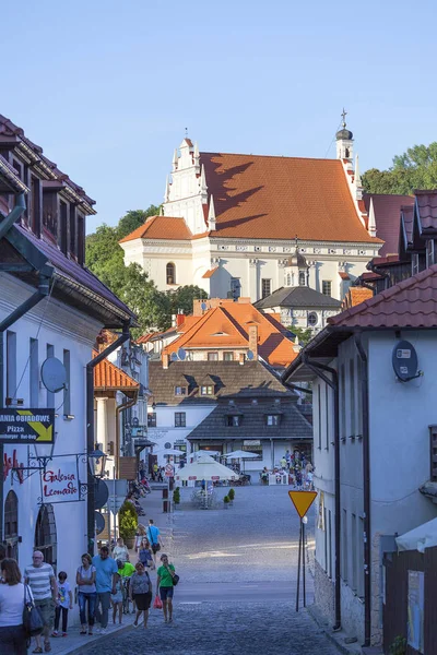 Mercado en la ciudad vieja de Kazimierz Dolny en el río Vístula, Polonia — Foto de Stock