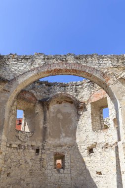 Rönesans kale, savunma bina, harabe, güneşli bir günde, Lublin Voyvodalığı, Janowiec, Polonya