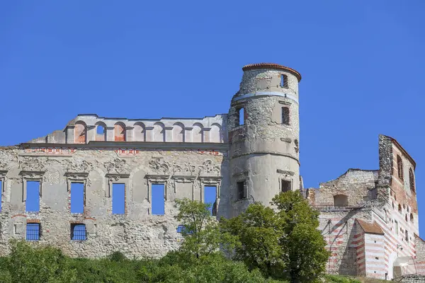 Renesanční zámek, obranné budovy, ruiny, za slunečného dne, Lublinské vojvodství, Janowiec, Polsko — Stock fotografie