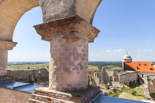 Castillo renacentista, edificio de defensa, ruinas, en un día soleado, Voivodato de Lublin, Janowiec, Polonia —  Fotos de Stock