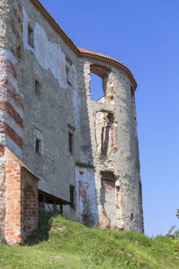 Rönesans kale, savunma bina, harabe, güneşli bir günde, Lublin Voyvodalığı, Janowiec, Polonya