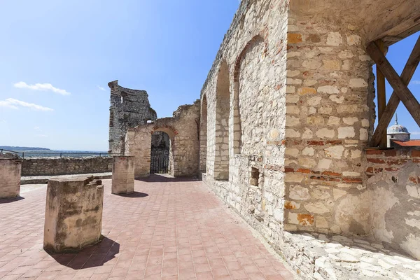 Rönesans kale, savunma bina, harabe, güneşli bir günde, Lublin Voyvodalığı, Janowiec, Polonya